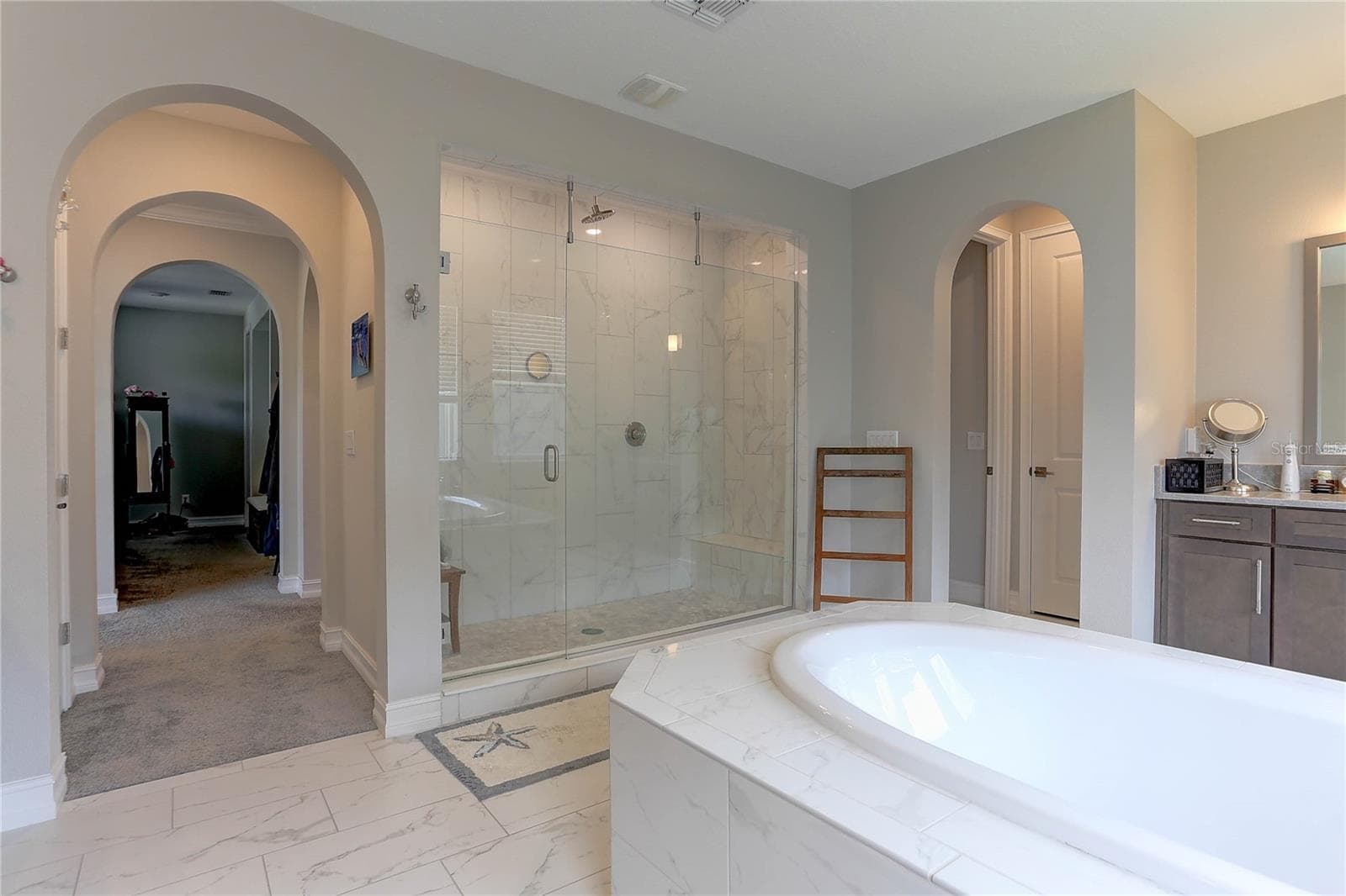 Owner's bath - 18014 WOODLAND VIEW DR, LUTZ