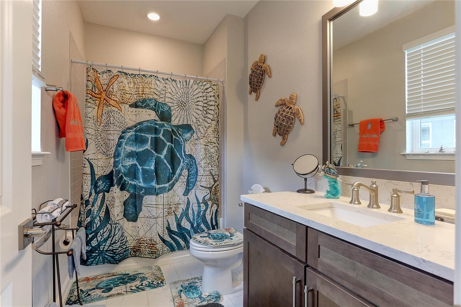 Bedroom 3 en suite bath - 18014 WOODLAND VIEW DR, LUTZ