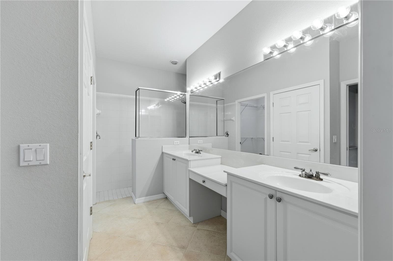 En Suite - 2462 MAGNOLIA CIR, NORTH PORT