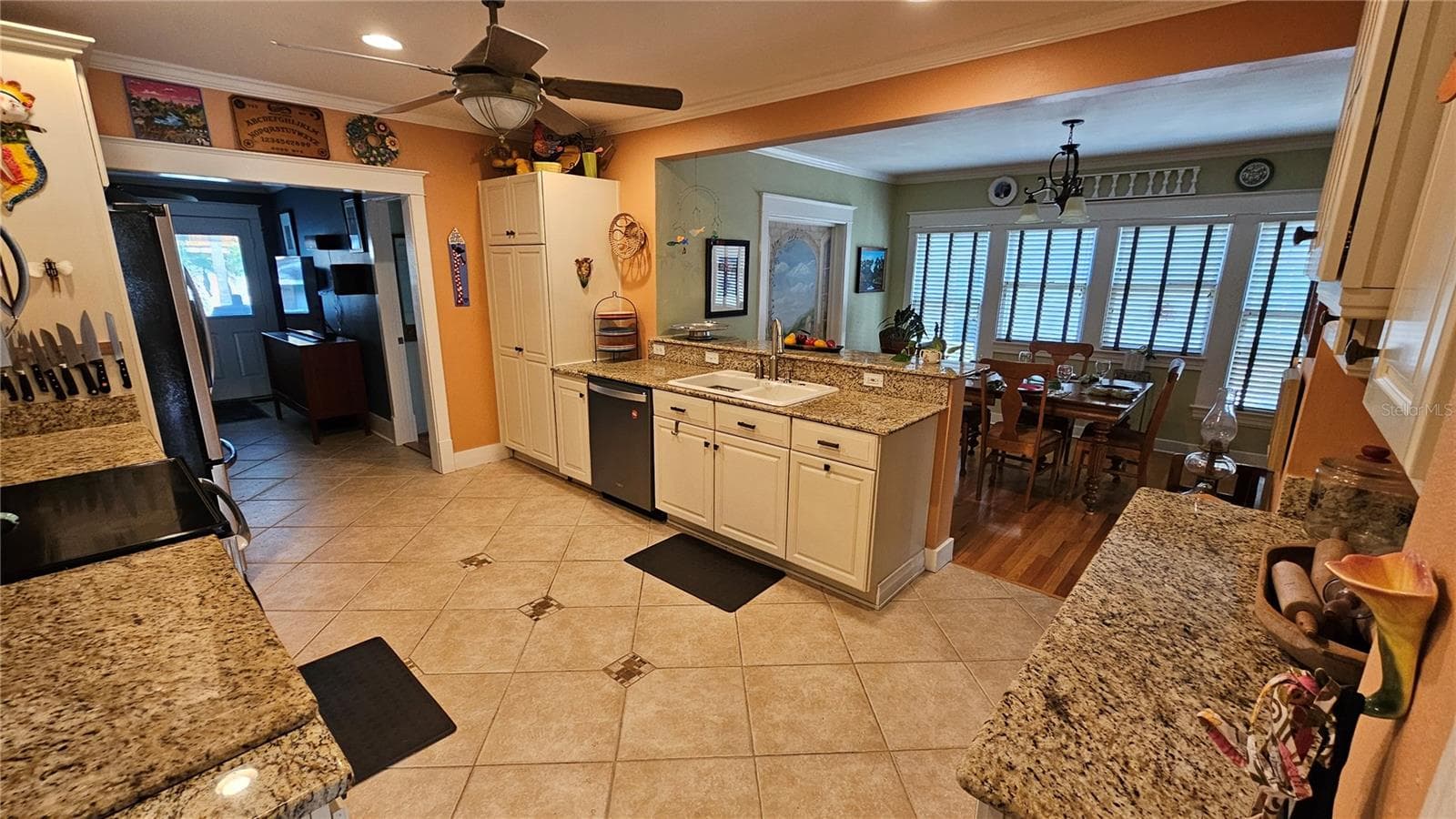 Kitchen and Dinette area - 821 N EOLA DR, ORLANDO