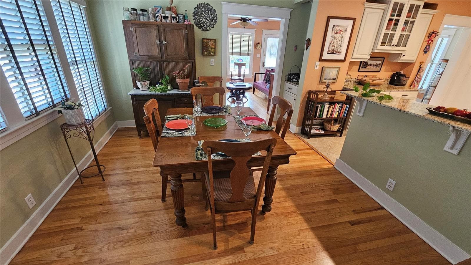 Dinette - Kitchen to the right, Living Room in background - 821 N EOLA DR, ORLANDO