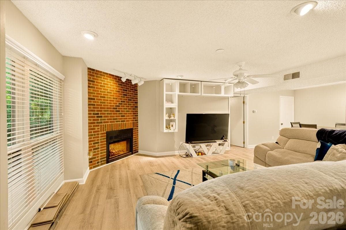 1608 Sharon Road W