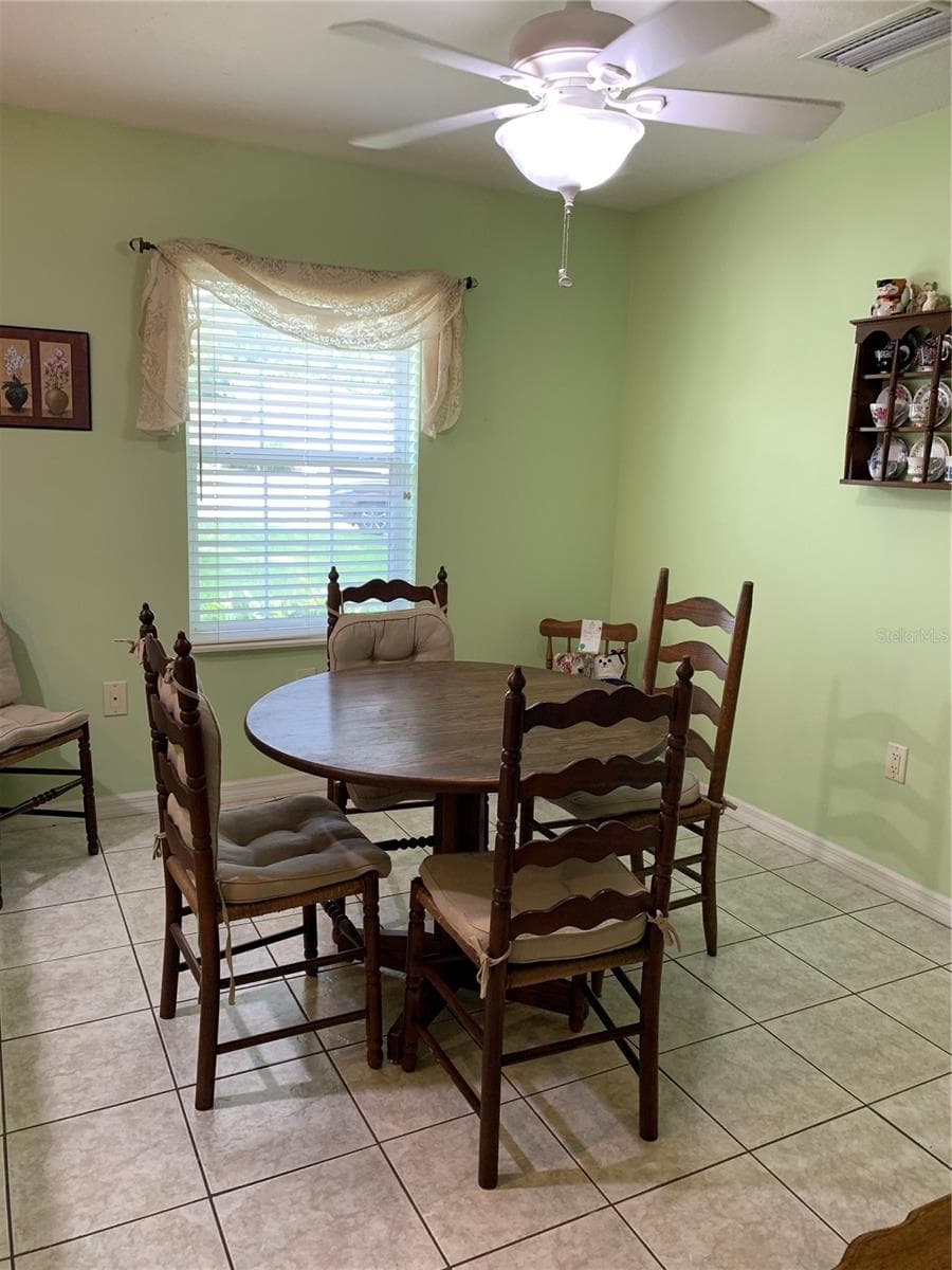 Large breakfast causal eating space in kitchen - 6369 SW 117TH LOOP, OCALA