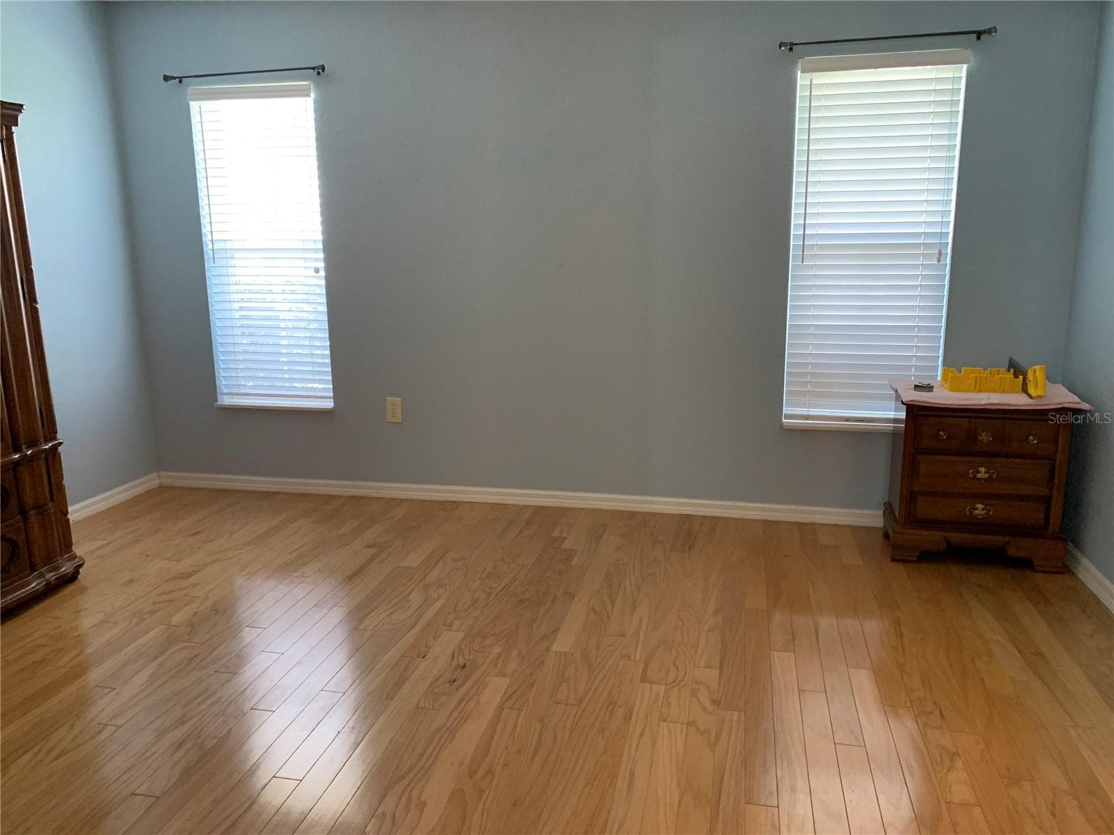King size master bedroom offers walk-in closet and ensuite semi updated bath - 6369 SW 117TH LOOP, OCALA