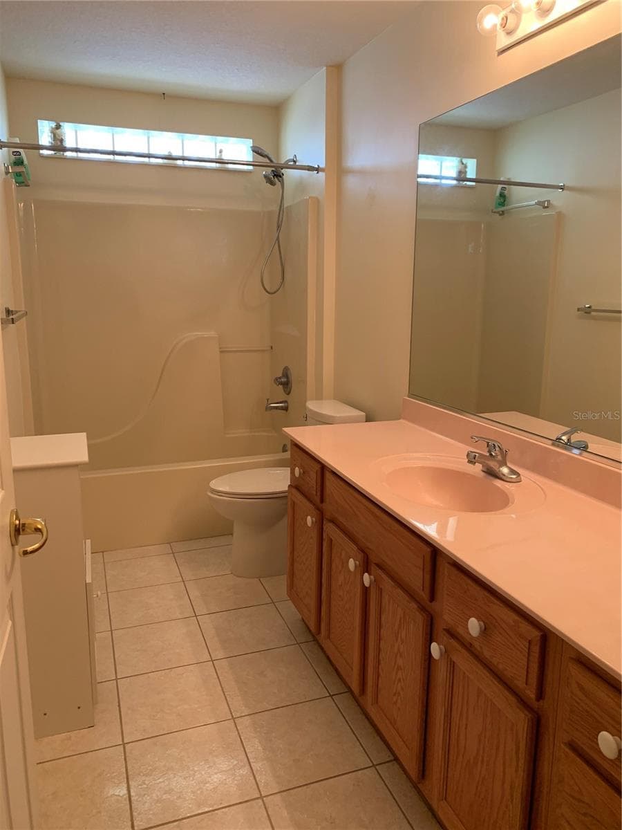 Large guest bath - 6369 SW 117TH LOOP, OCALA