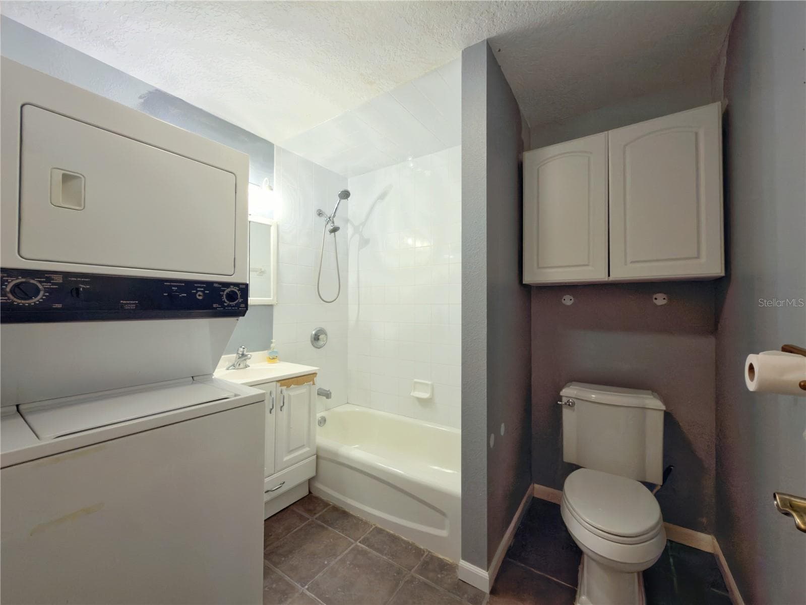 Stable bathroom - 24087 TWISTER LN, BROOKSVILLE