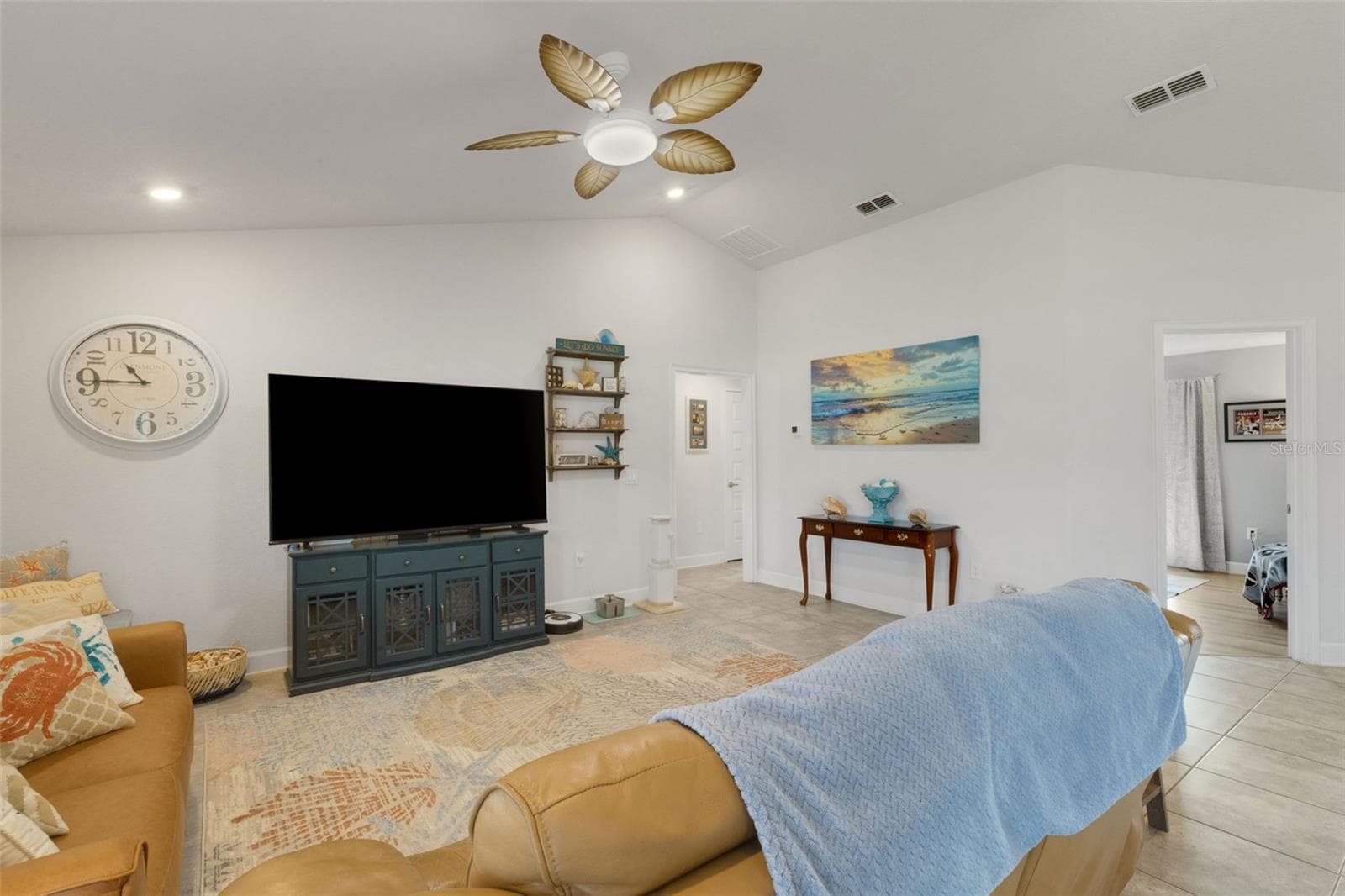 This home lives larger than you might imagine with its spacious greatroom floorplan. - 220 HERITAGE PARK LN, MULBERRY