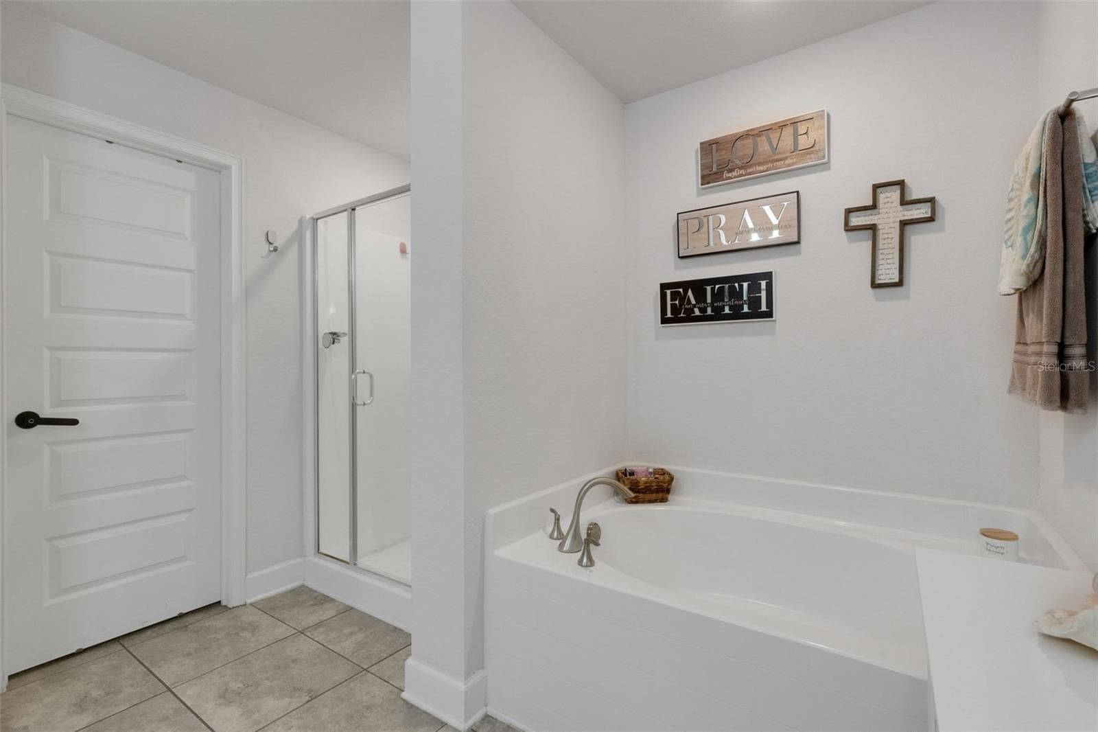Plus, a deep garden tub for soaking and separate glass enclosed shower and adjacent walk-in closet. - 220 HERITAGE PARK LN, MULBERRY