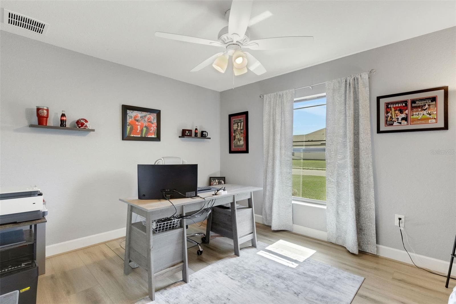 High ceiling and large window affords you plenty of natural light. - 220 HERITAGE PARK LN, MULBERRY