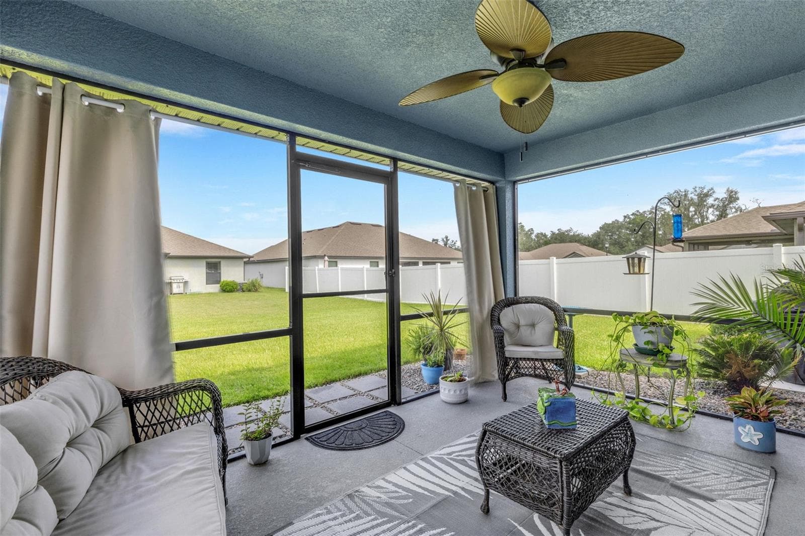 Directly off the greatroom is the screen enclosed lanai. - 220 HERITAGE PARK LN, MULBERRY