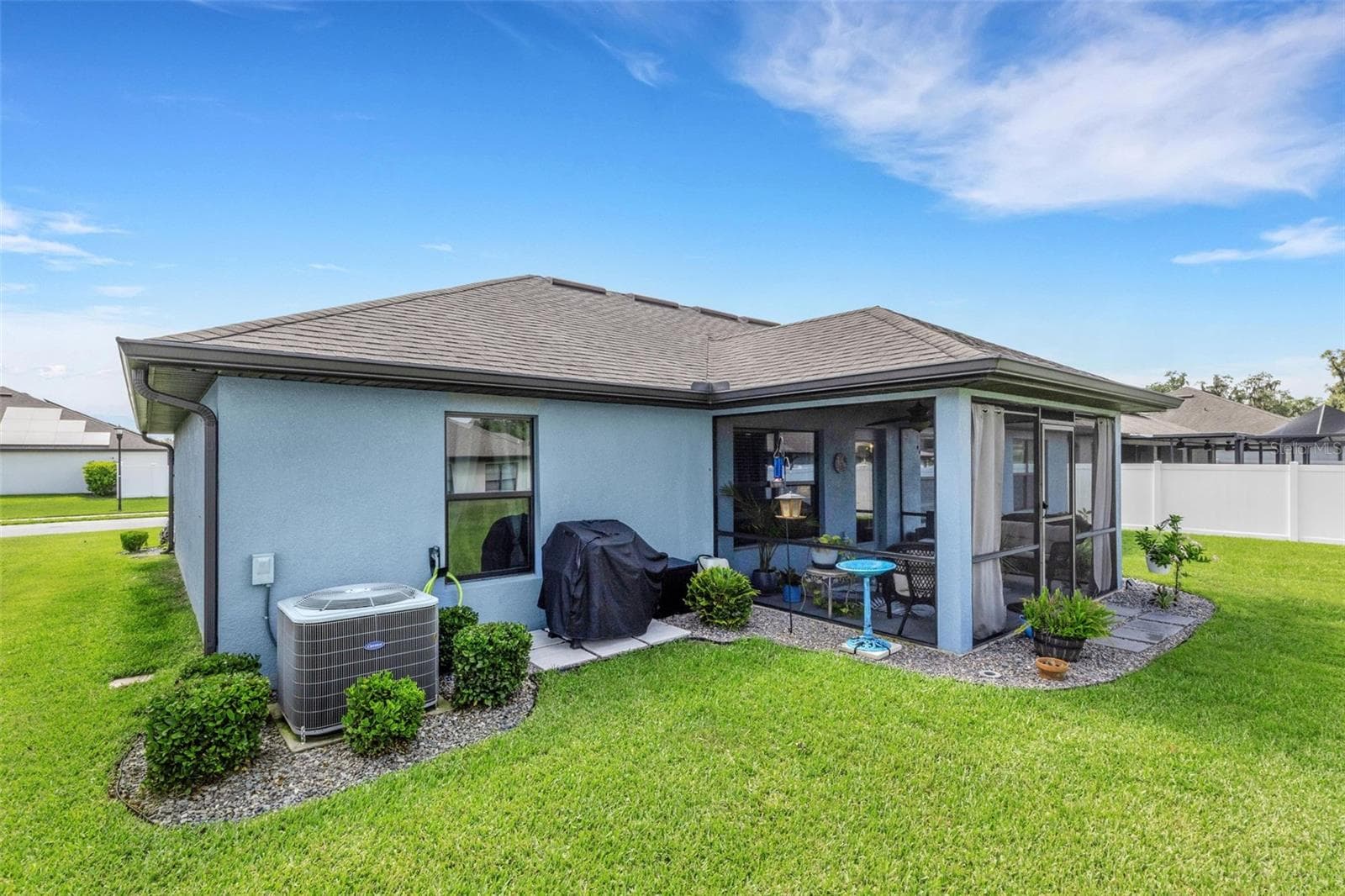 Under roof design makes this outdoor space very versitle. - 220 HERITAGE PARK LN, MULBERRY