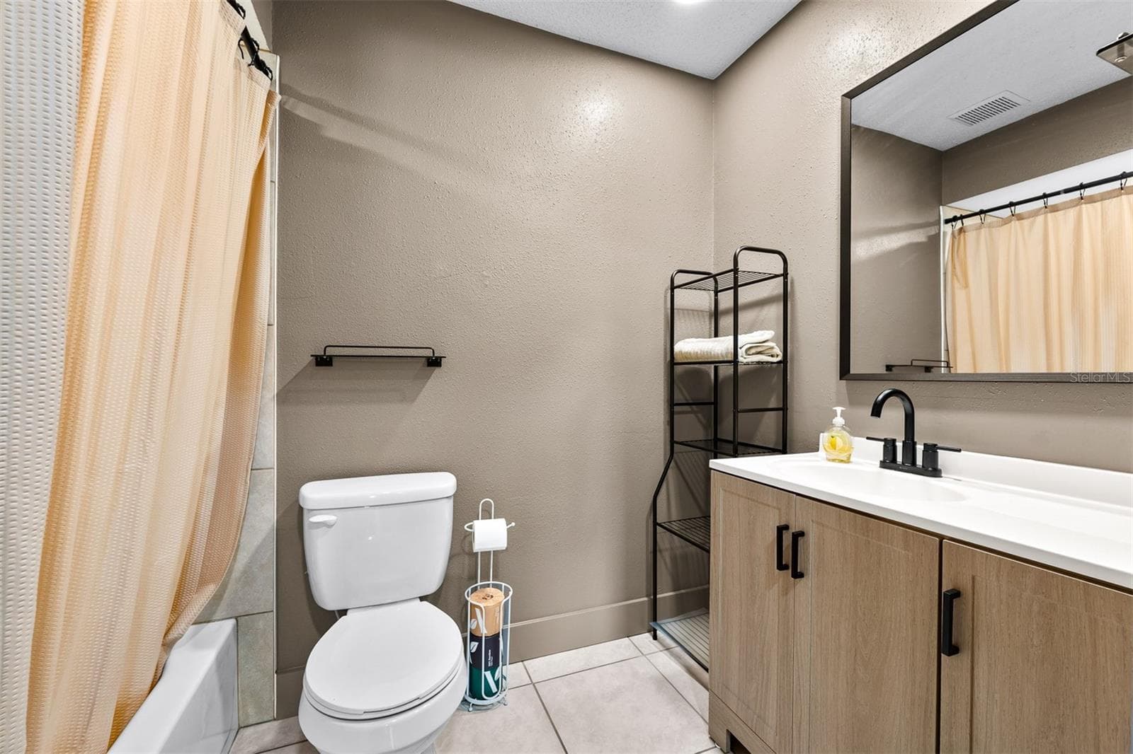 Single Family Residence at 2817 YULE TREE DR, EDGEWATER, photo 27 of 45