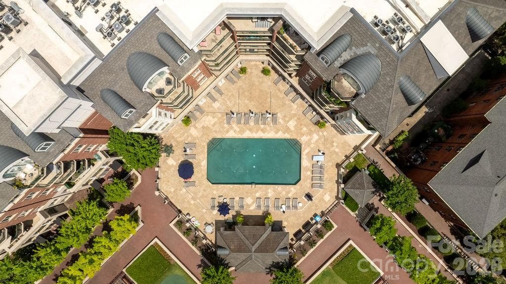 1 square acre Central Courtyard with Outdoor Swimming Pool, Putting Green, Fountain, Pet Park Area - 300 W 5th Street, Charlotte
