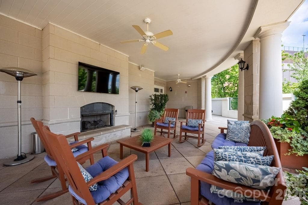 Fireside terrace - 300 W 5th Street, Charlotte