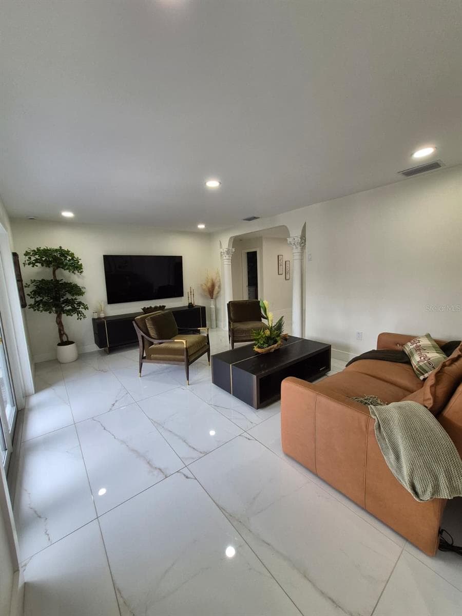Single Family Residence at 5817 TAMPA SHORES BLVD, TAMPA, photo 6 of 24