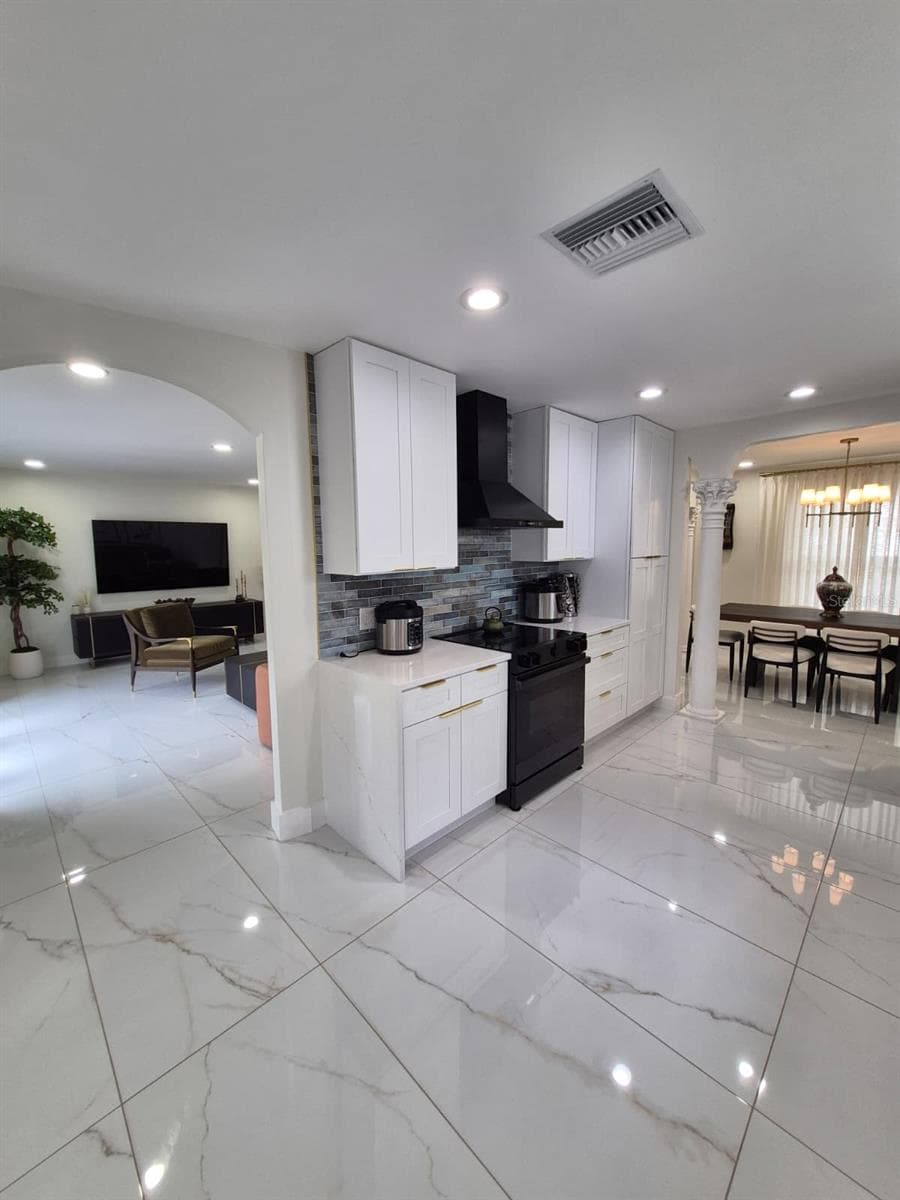 Single Family Residence at 5817 TAMPA SHORES BLVD, TAMPA, photo 9 of 24