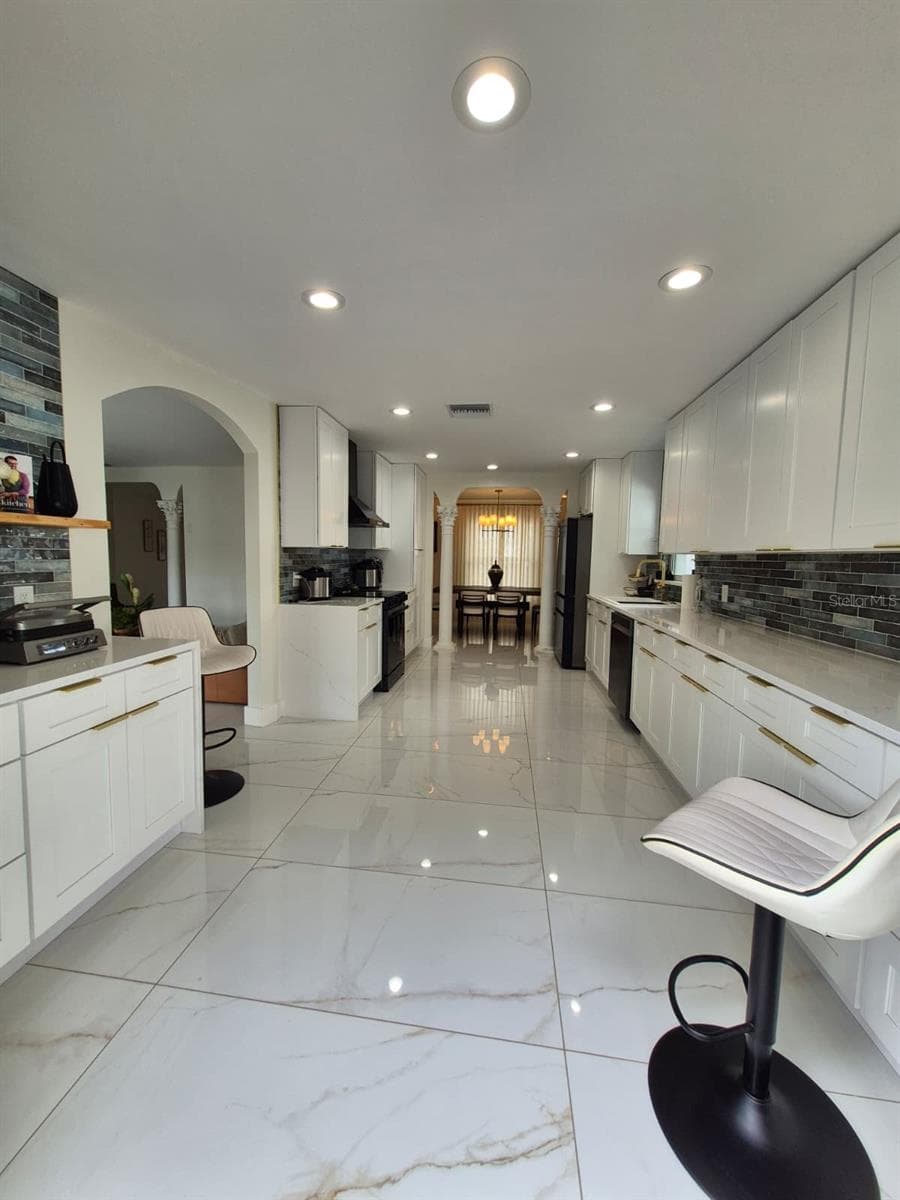 Single Family Residence at 5817 TAMPA SHORES BLVD, TAMPA, photo 12 of 24