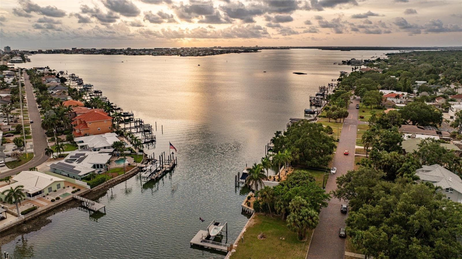 Sunset Park 1 block away on Boca Ciega Bay - 200 PARK ST N, ST PETERSBURG