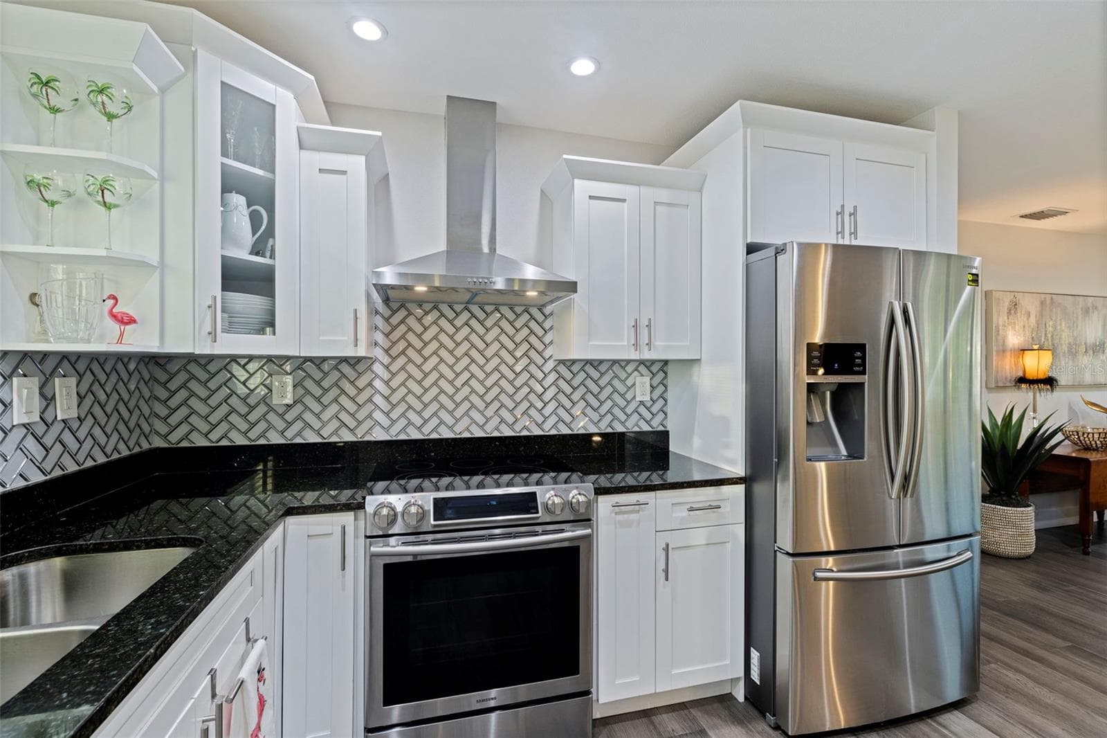 Lots of counter space & stainless hood - 200 PARK ST N, ST PETERSBURG