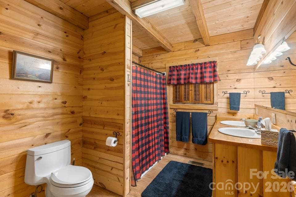 Full Guest Bathroom on the Main Level - 4435 Flat Mountain Road, Highlands
