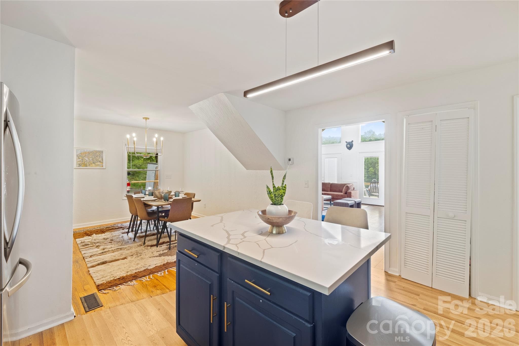Quartz island - 3954 NC 80 Highway, Bakersville