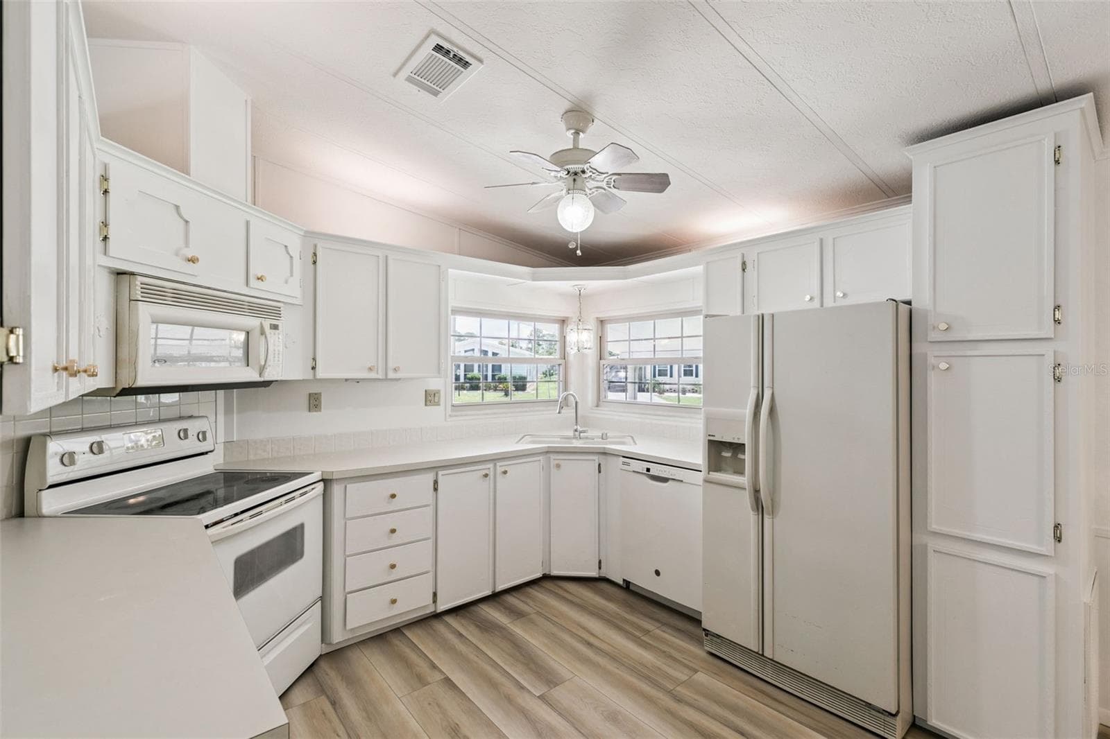 Manufactured Home at 938 BLUE HERON BLVD, OSTEEN, photo 9 of 42