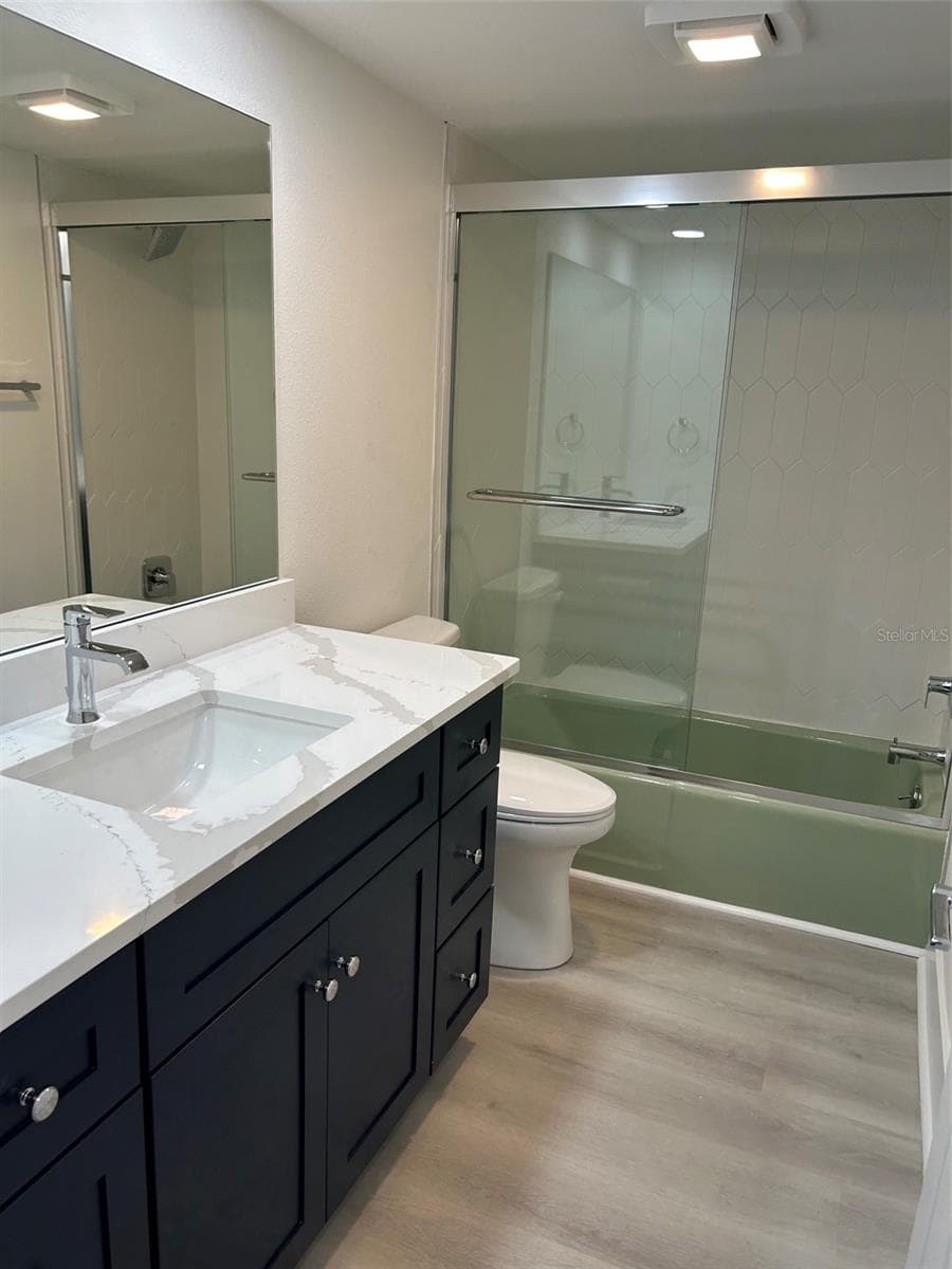 Hall bath - 4520 OVERLOOK DR NE #132, ST PETERSBURG