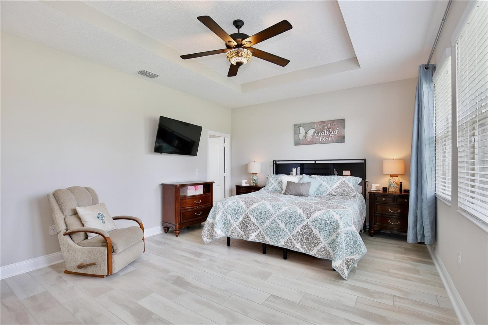 LARGE PRIMARY BEDROOM WITH TRAY CEILING - 3266 KAYAK WAY, ORLANDO