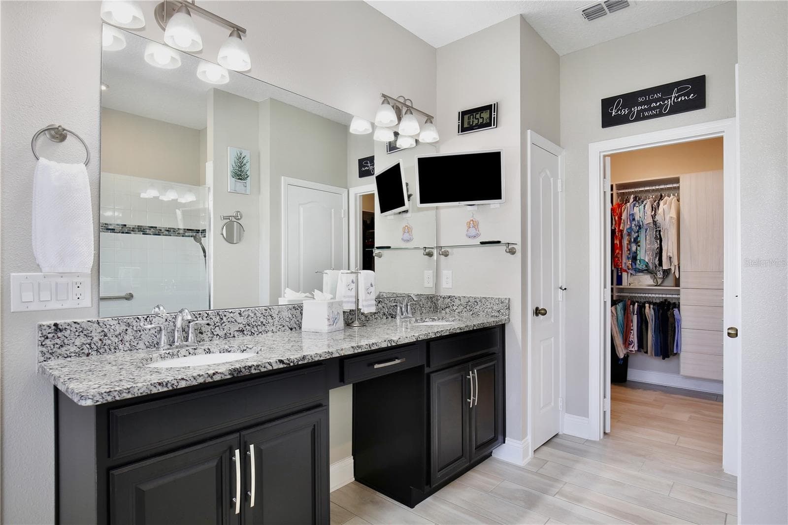 DUAL SINKS WITH VANITY SPACE IN PRIMARY BATHROOM - 3266 KAYAK WAY, ORLANDO
