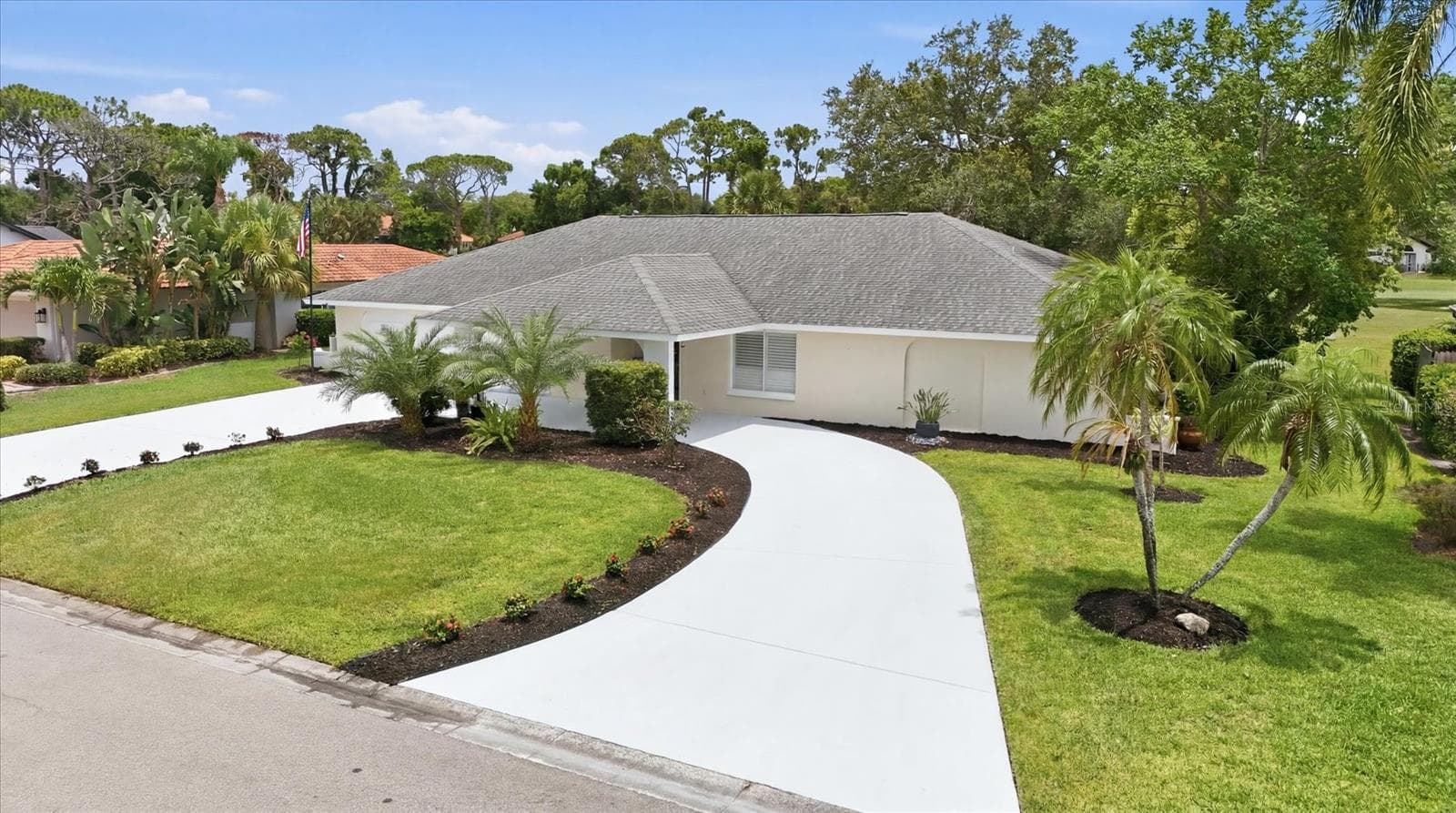 Large Circular Driveway - 3900 TORREY PINES BLVD, SARASOTA