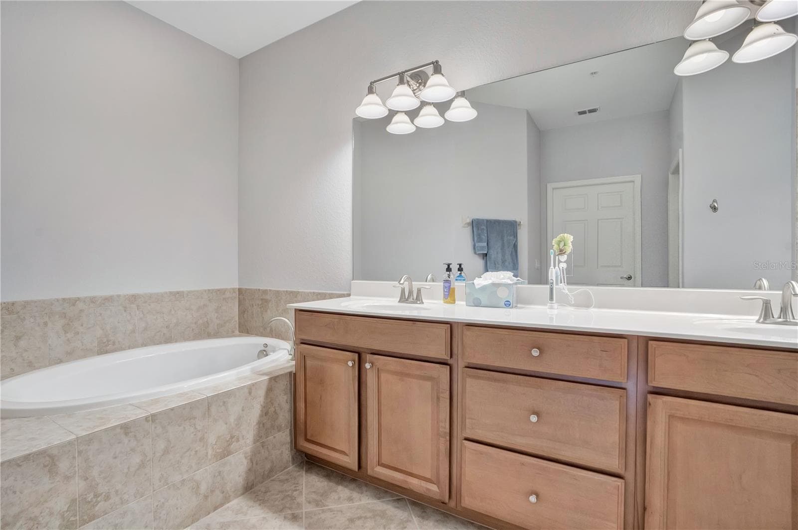 Double sinks, Tub - 415 WINDING BROOK LN #102, BRADENTON