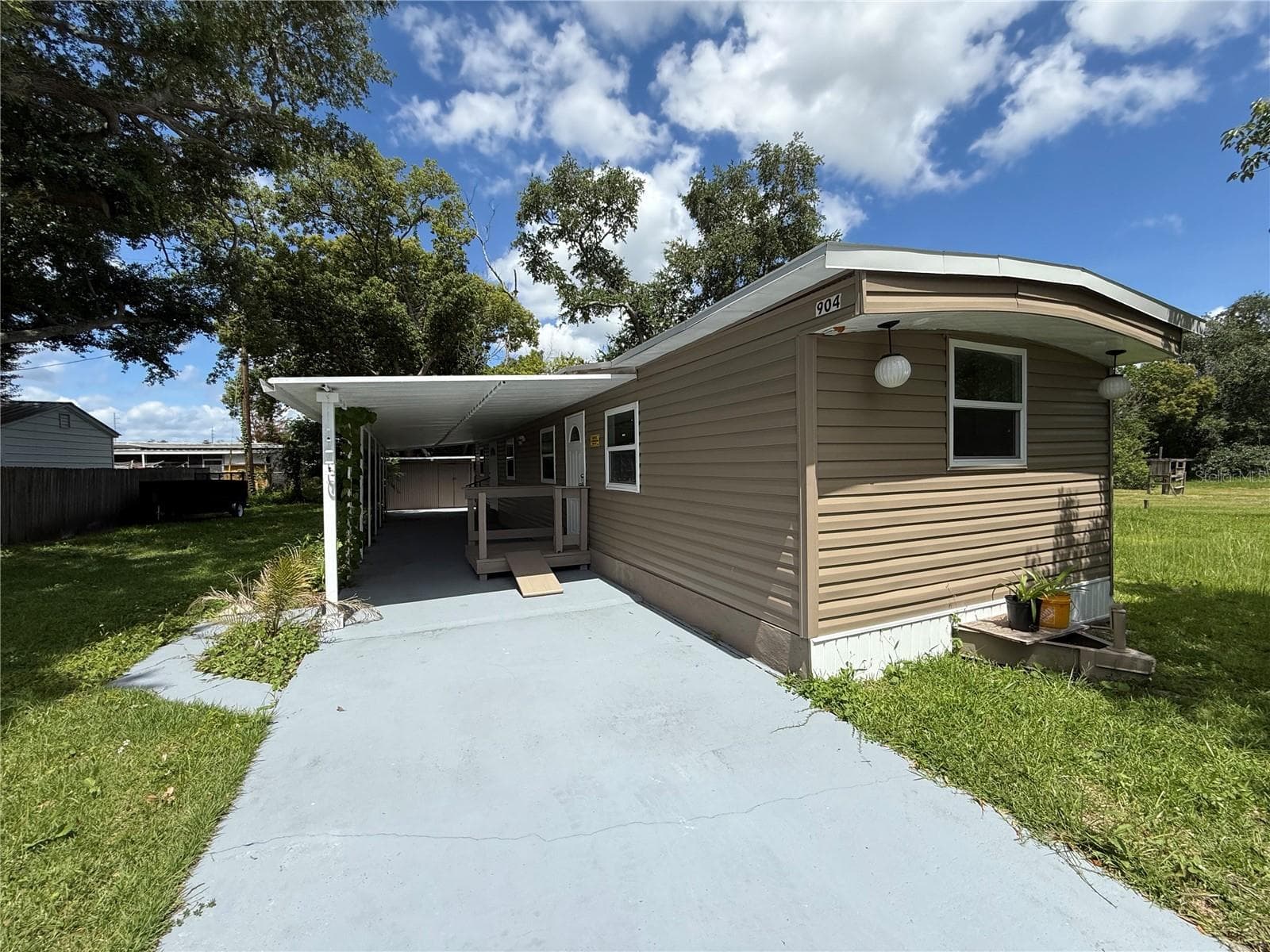 904 ROBINSON AVE