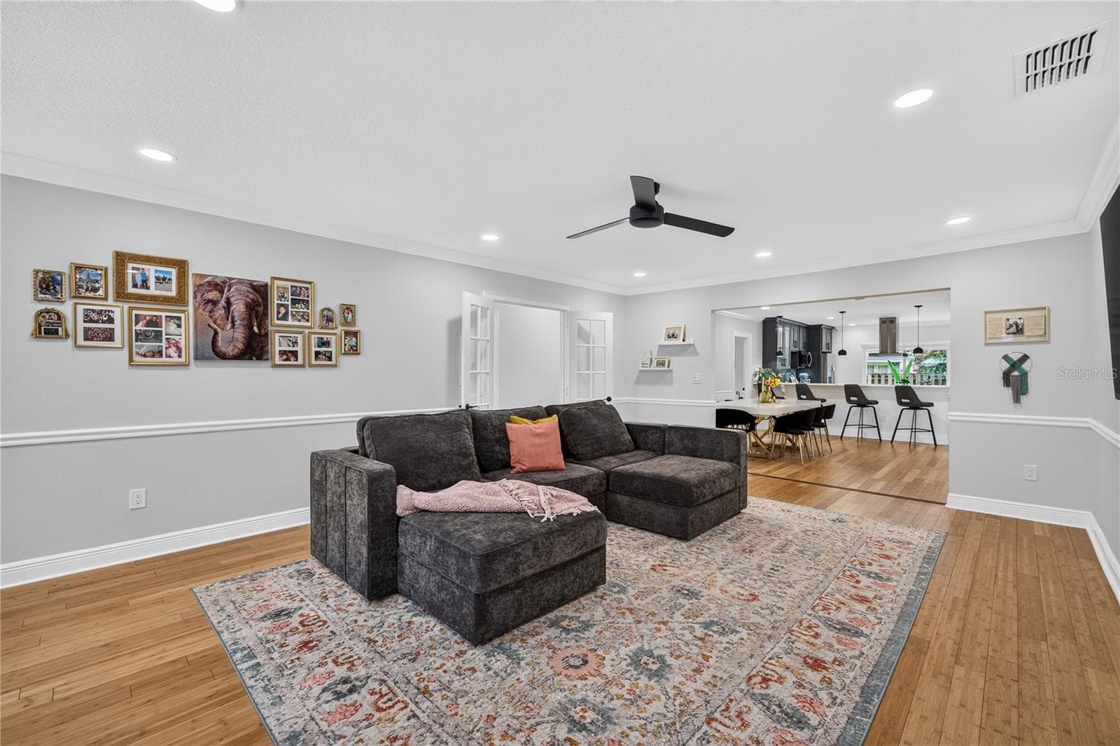 spacious living room - 2028 ILLINOIS ST, ORLANDO