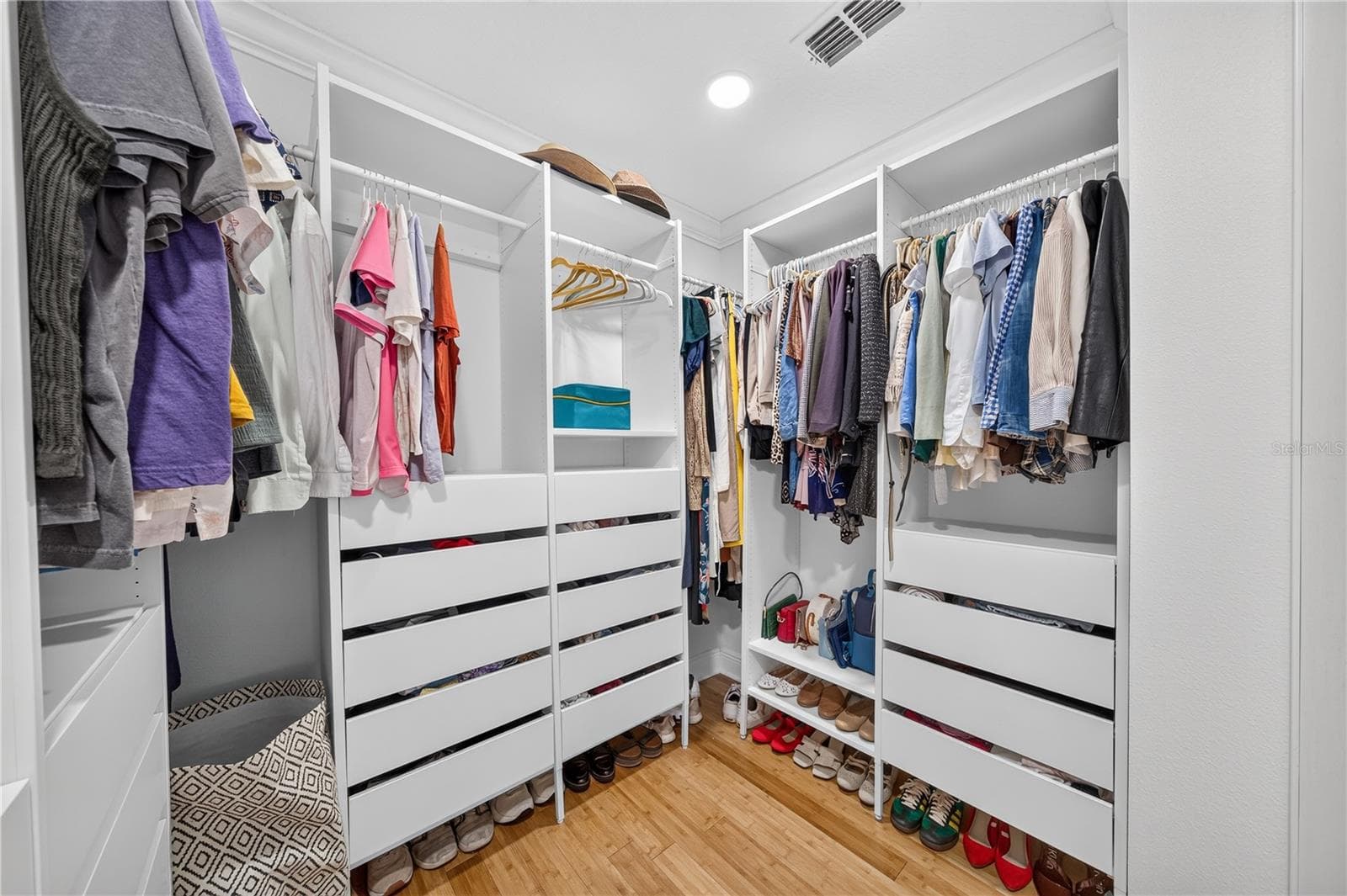 primary walk-in with built-ins - 2028 ILLINOIS ST, ORLANDO