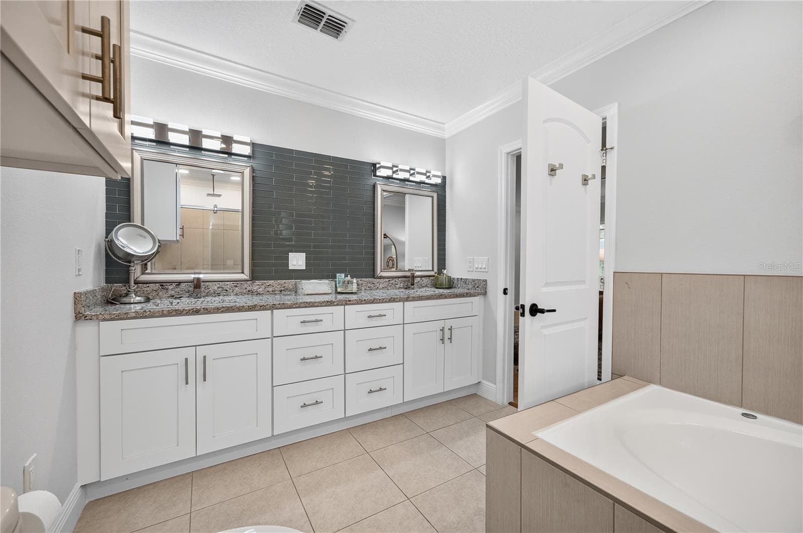dual sinks, cabinets and drawers - 2028 ILLINOIS ST, ORLANDO