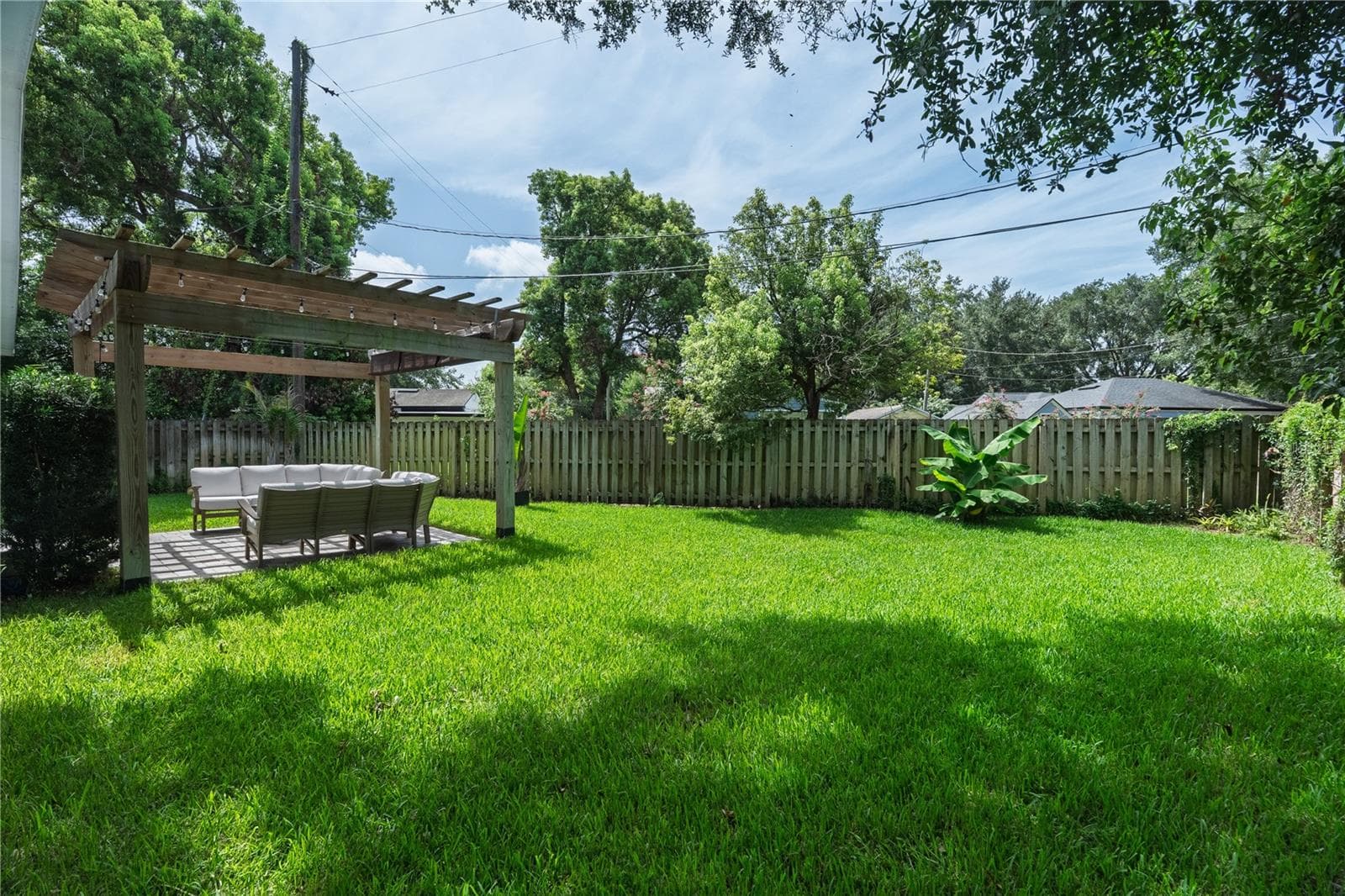 lush green lawn - 2028 ILLINOIS ST, ORLANDO