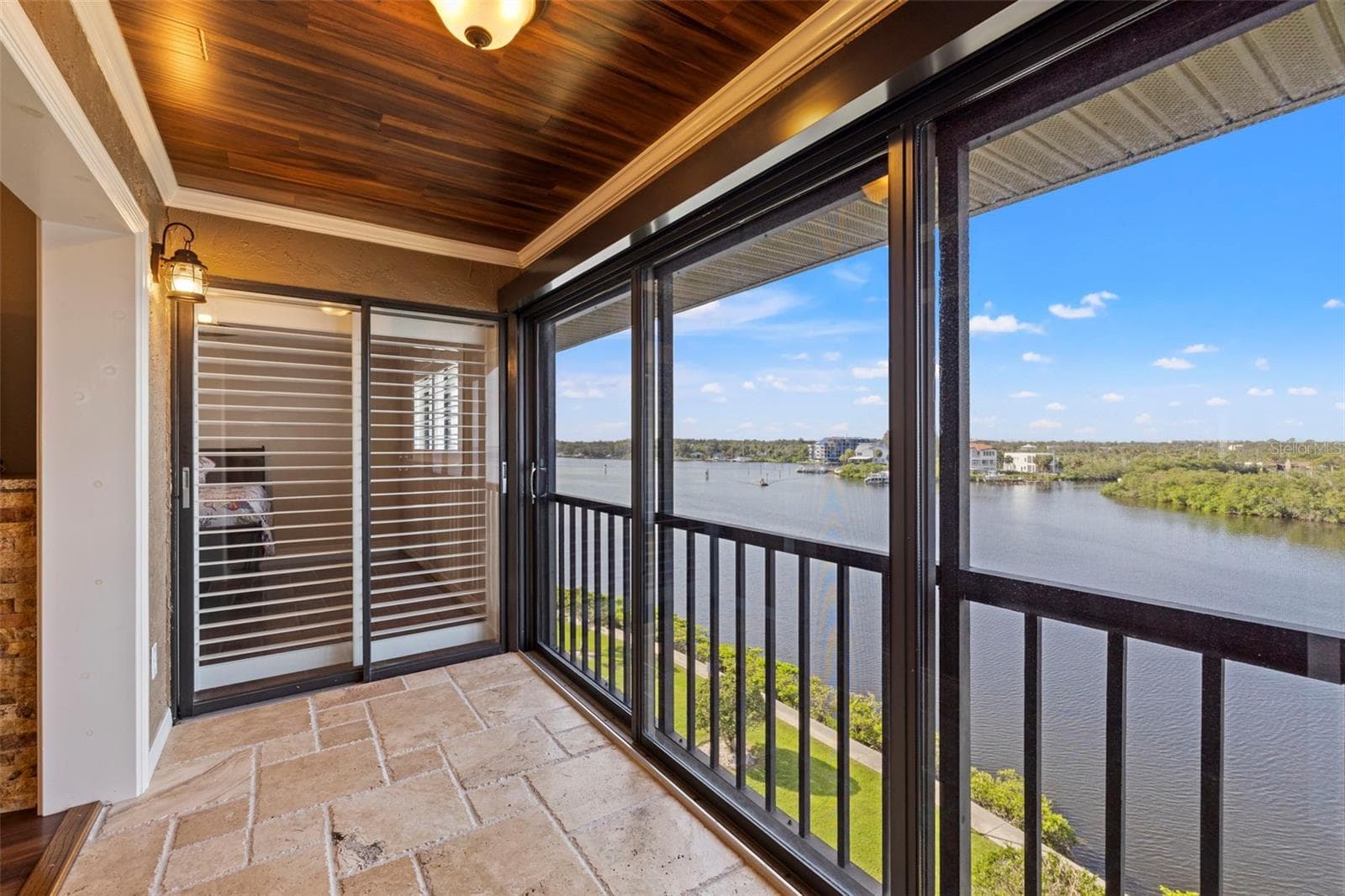 Beautifully remodeled Florida Room with remote control blinds - 8150 BRENT ST #747, PORT RICHEY