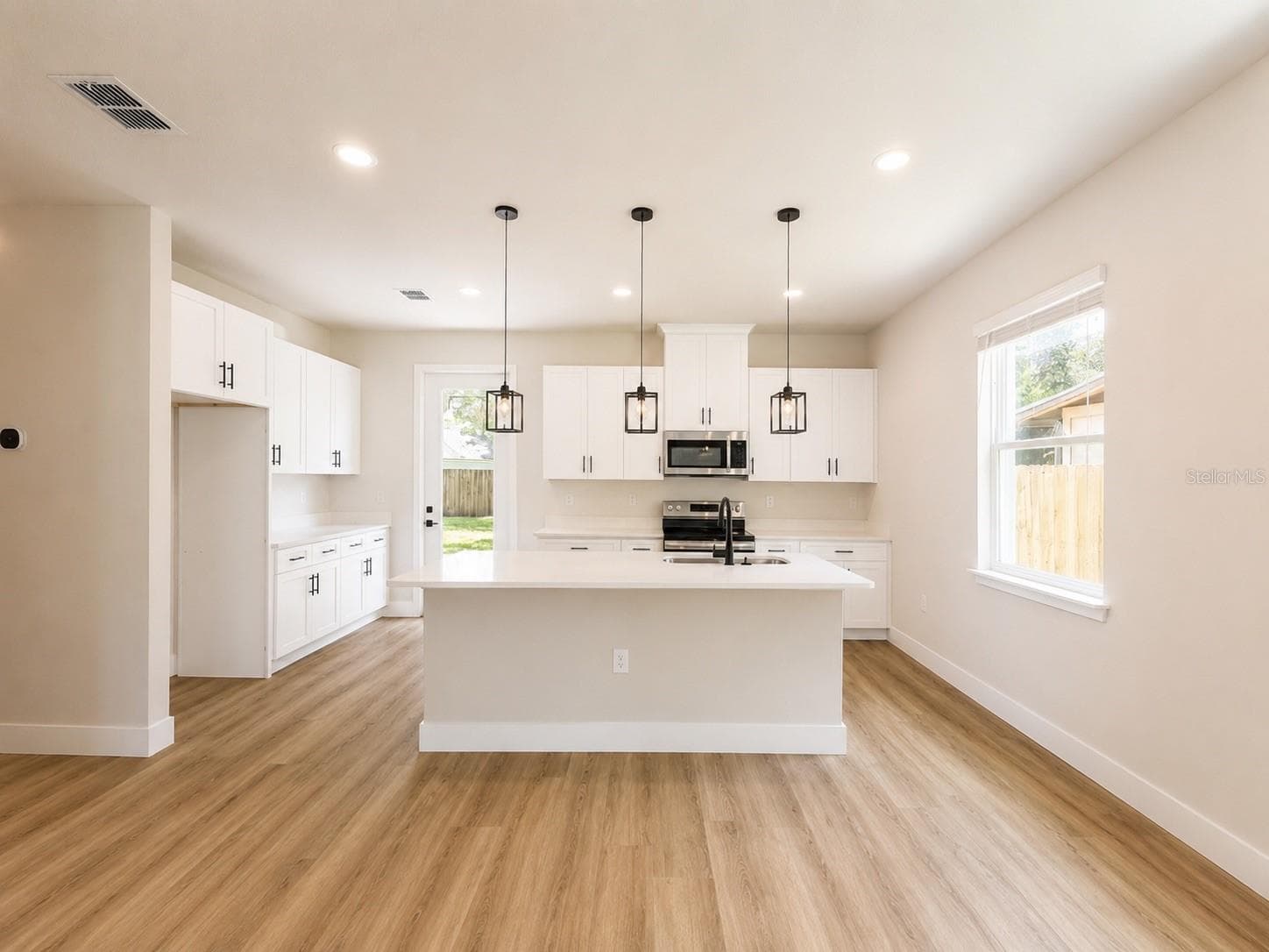 Single Family Residence at 807 SANTA BARBARA DR, SANFORD, photo 8 of 34