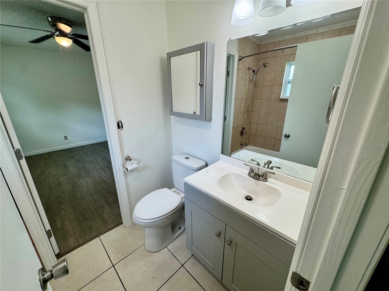 2240 bathroom - 2242 & 2240 SW LOIS AVE, ARCADIA