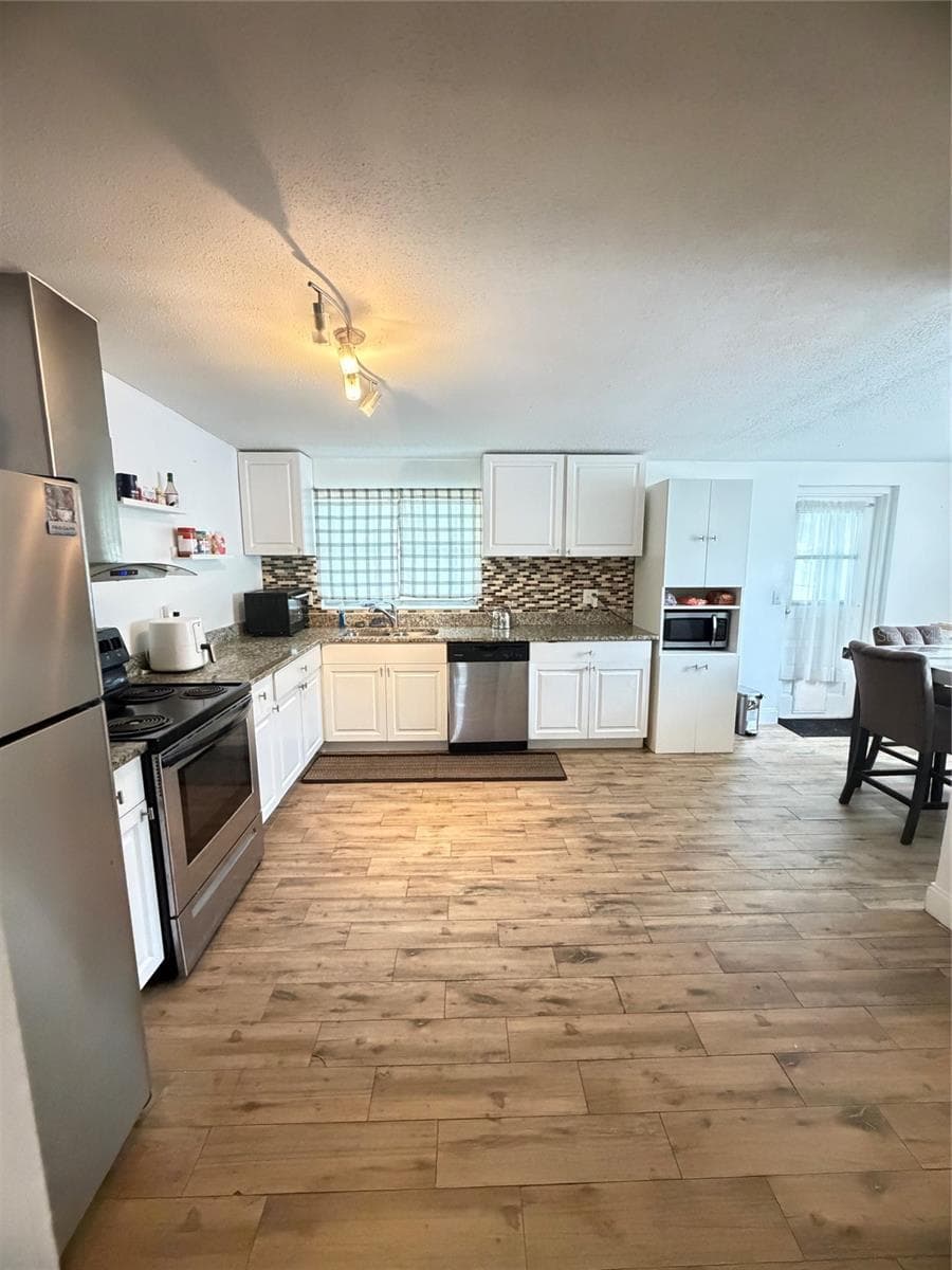 Kitch - 5 MOONLIGHT LN, WINTER HAVEN