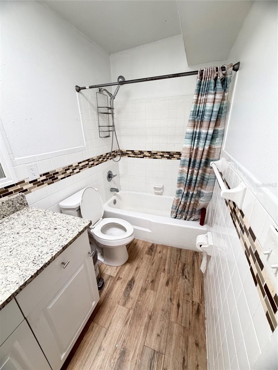 Hallway bathroom - 5 MOONLIGHT LN, WINTER HAVEN