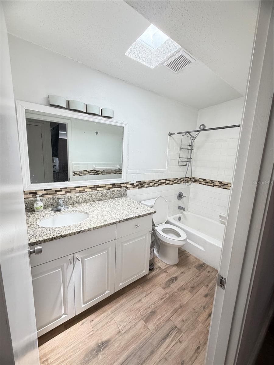 Hallaway bathroom - 5 MOONLIGHT LN, WINTER HAVEN