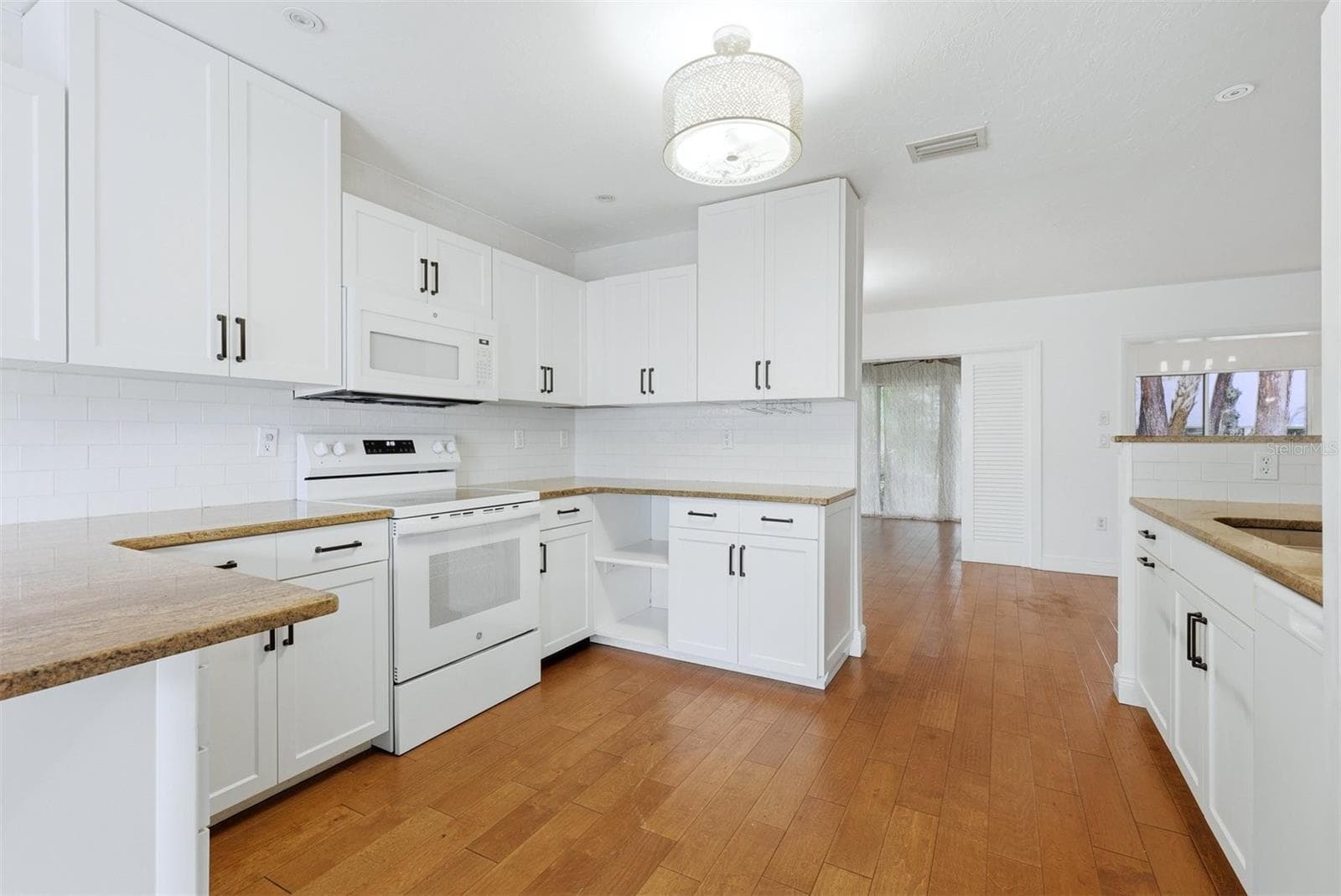 OPEN KITCHEN WITH HARD WOOD FLOORS - 5273 VILLA MAJORCA CT #25, SARASOTA