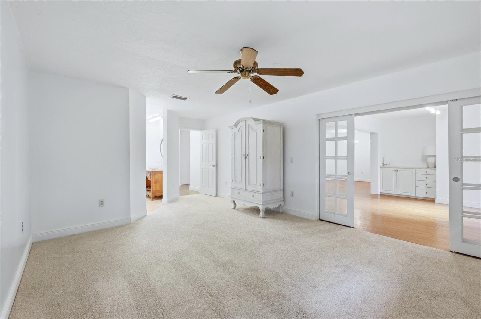 PRIMARY BEDROOM WITH BRAND NEW CARPET - 5273 VILLA MAJORCA CT #25, SARASOTA
