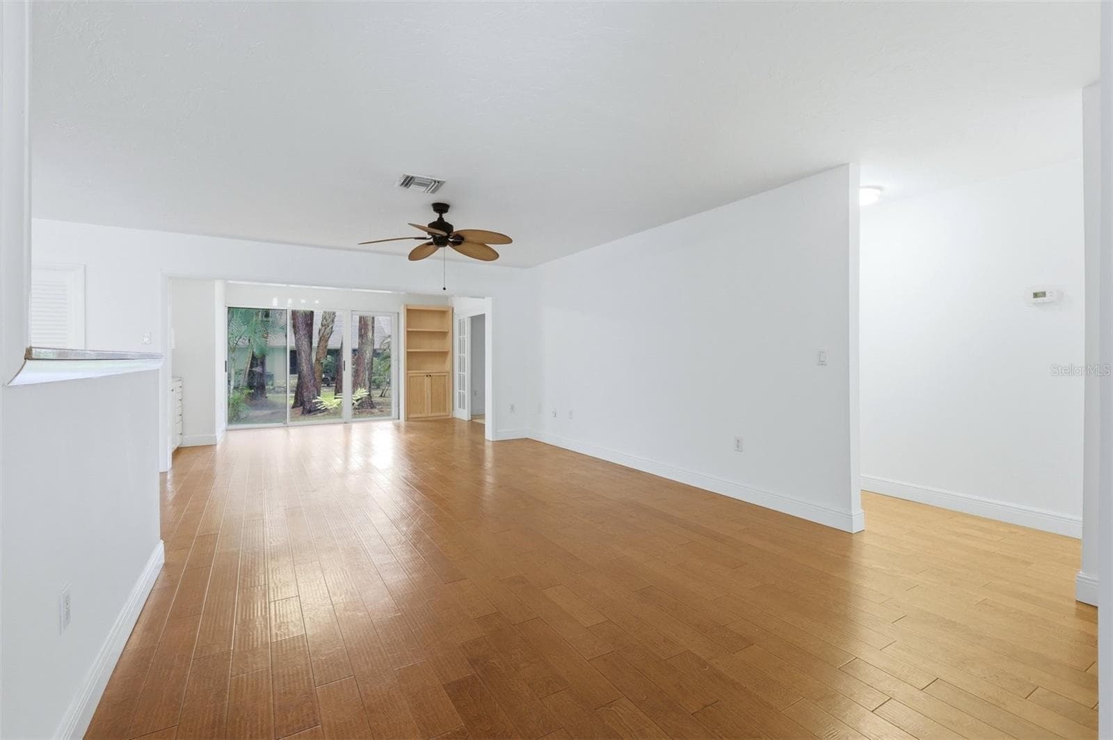 LARGE OPEN LIVING ROOM - 5273 VILLA MAJORCA CT #25, SARASOTA