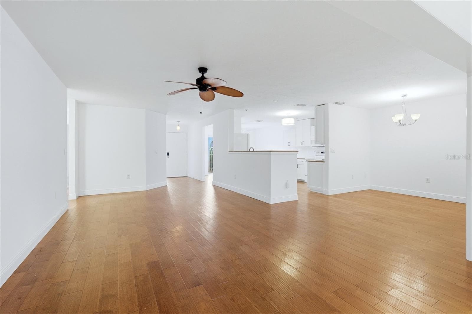 LIVING/DINING ROOM - 5273 VILLA MAJORCA CT #25, SARASOTA