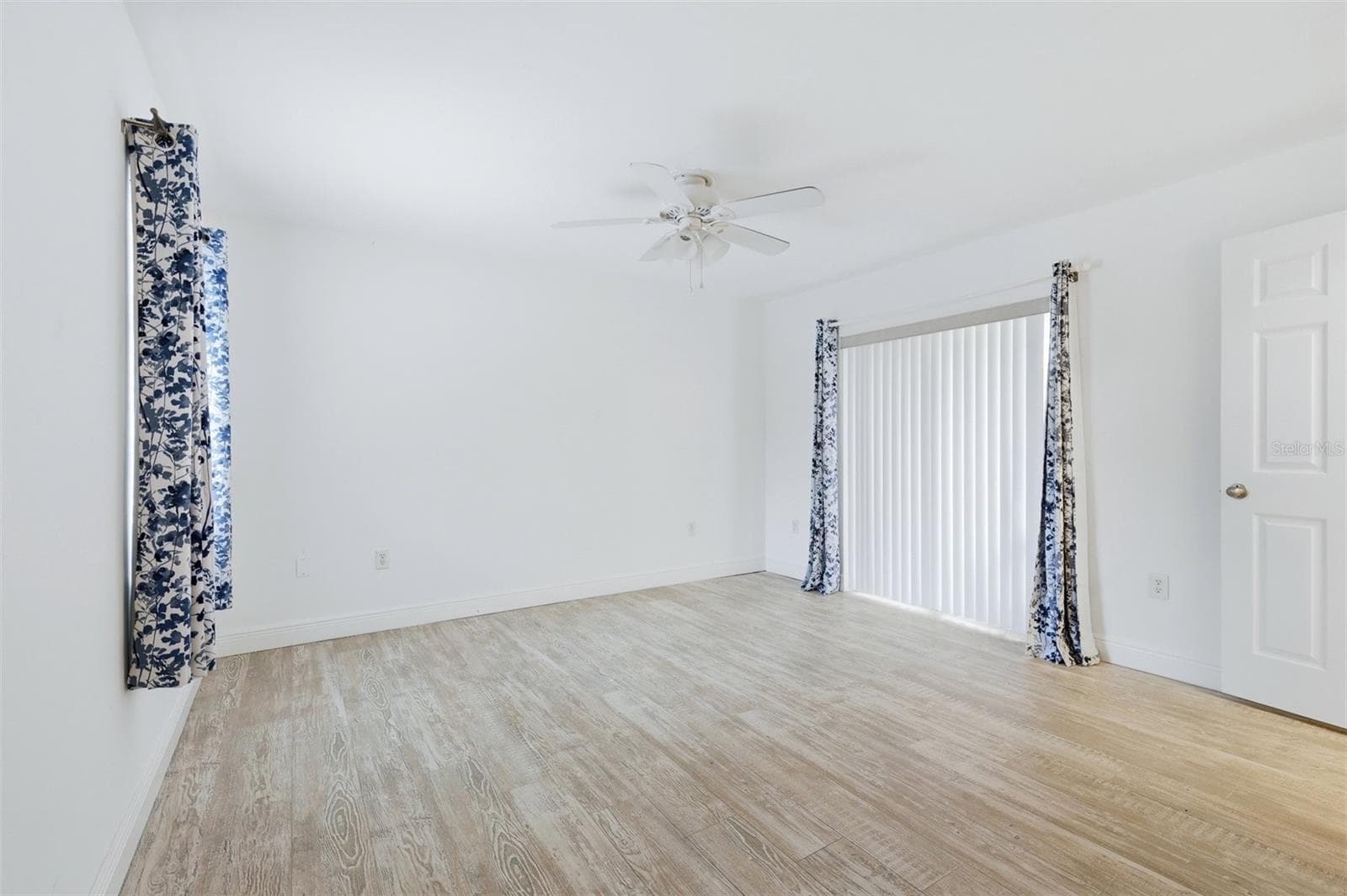 2ND BEDROOM WITH TILE PLANK FLOORS - 5273 VILLA MAJORCA CT #25, SARASOTA