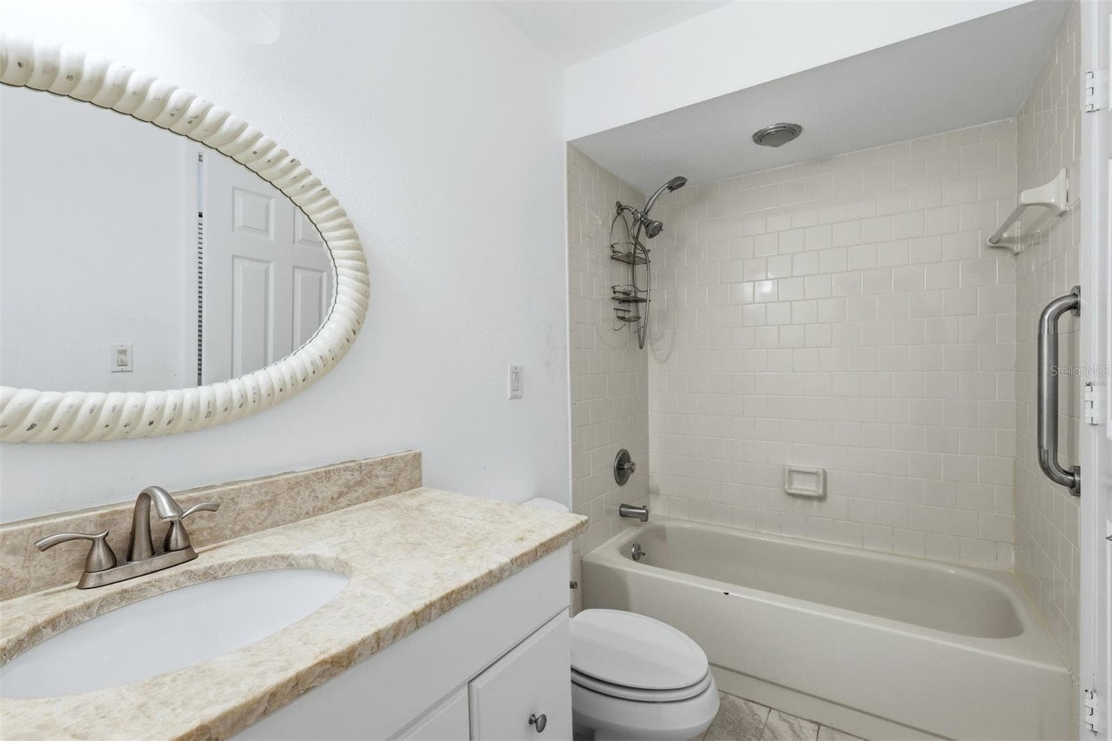 GUEST BATH WITH TUB/SHOWER - 5273 VILLA MAJORCA CT #25, SARASOTA