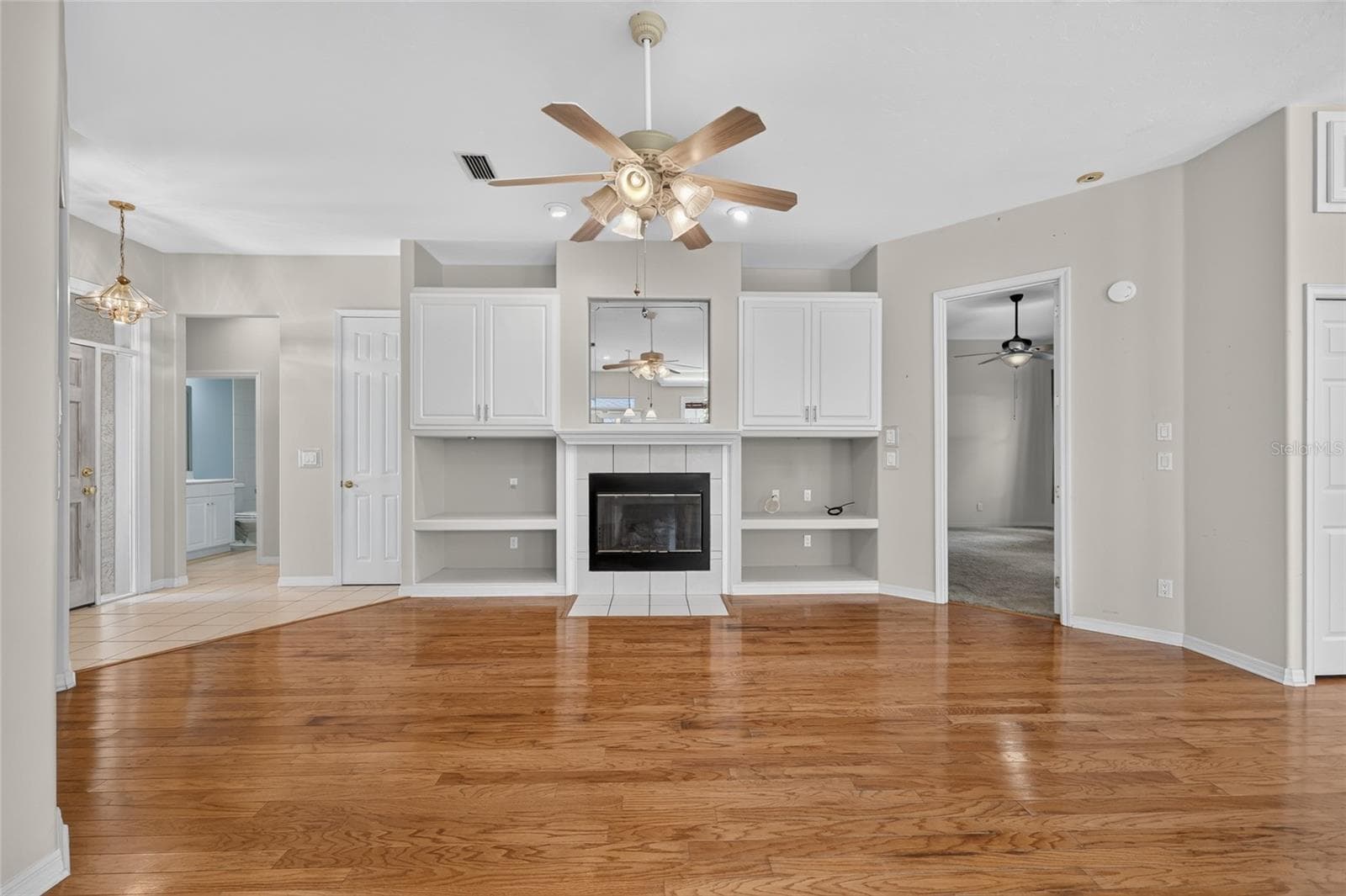 Great Room w/ Fireplace and Built Ins - 4588 NE 4TH ST, OCALA