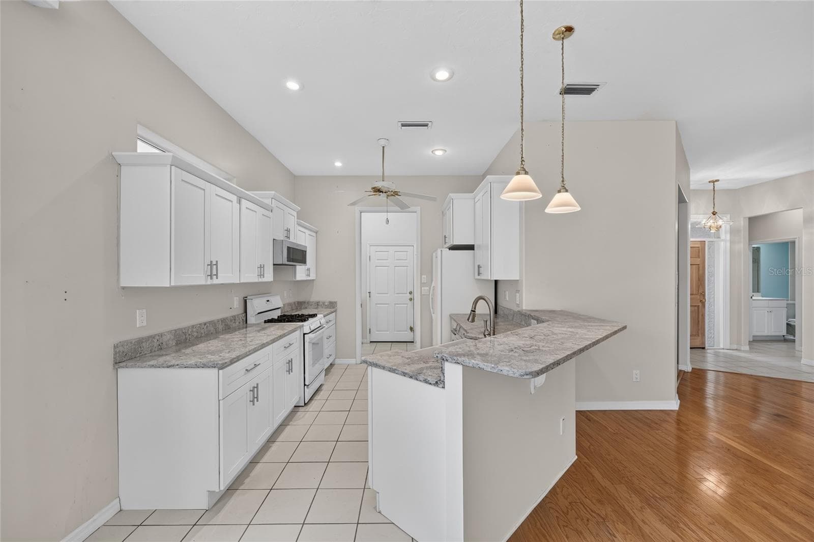 Kitchen w/ Quartz Countertops - 4588 NE 4TH ST, OCALA